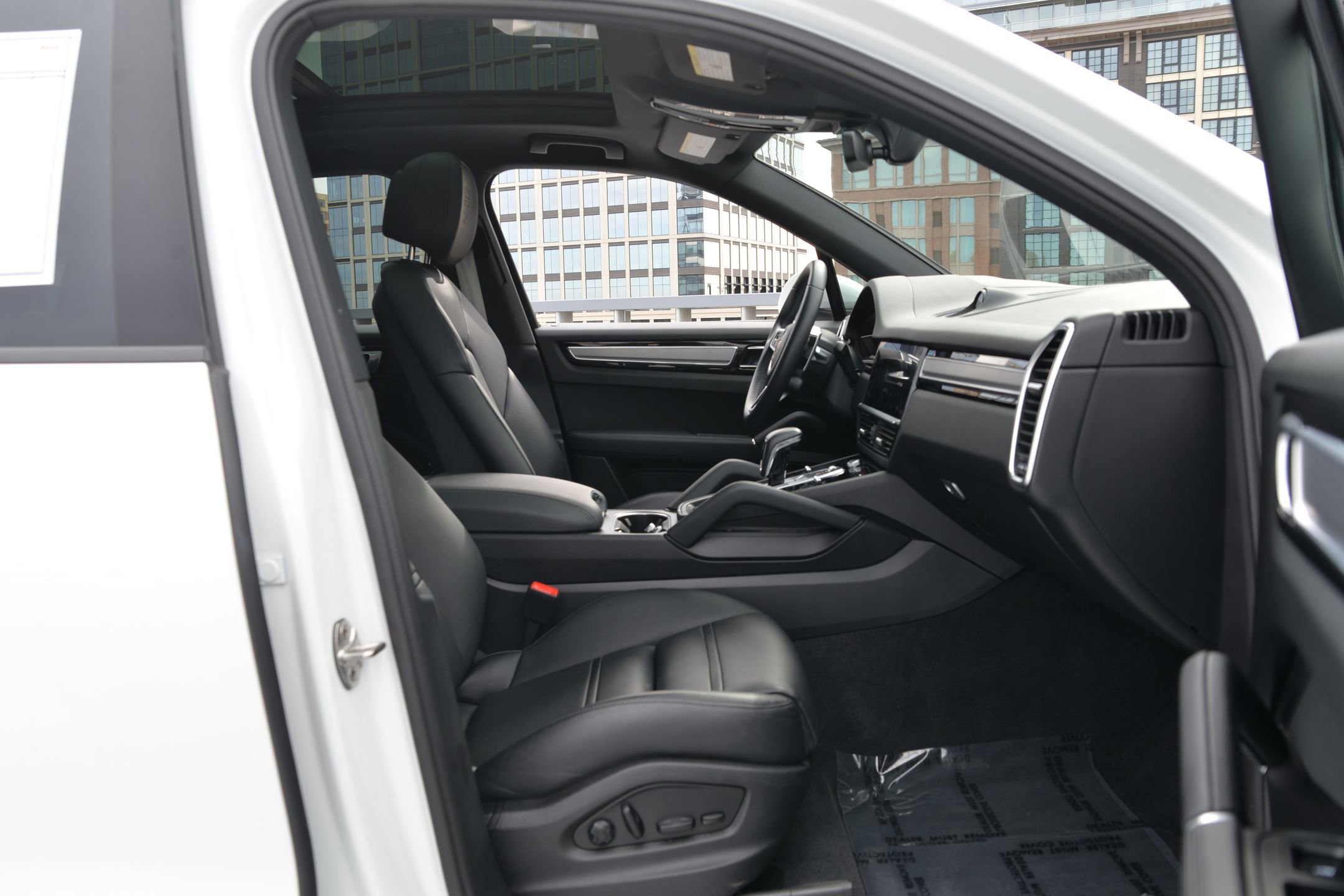 Certified 2022 Porsche Cayenne Platinum Edition image 24