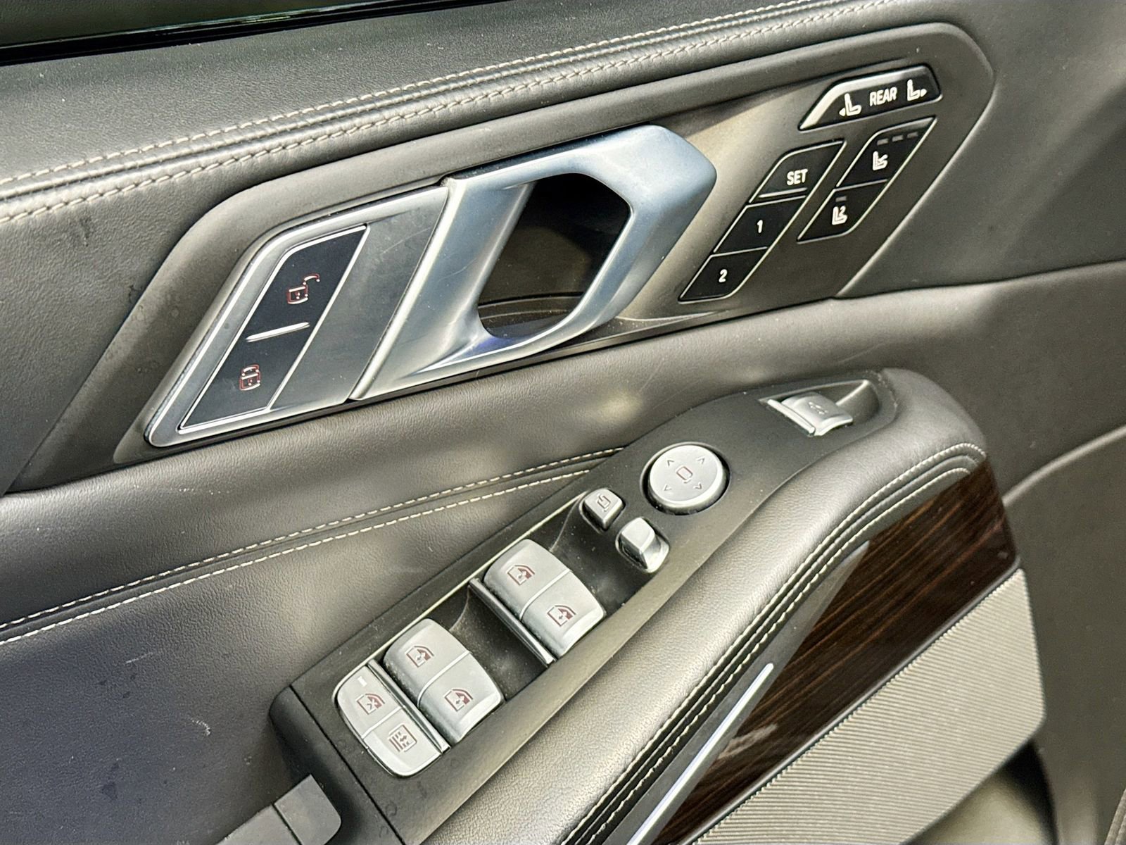 Used 2020 BMW X7 M50i w/ Dynamic Handling Package image 21