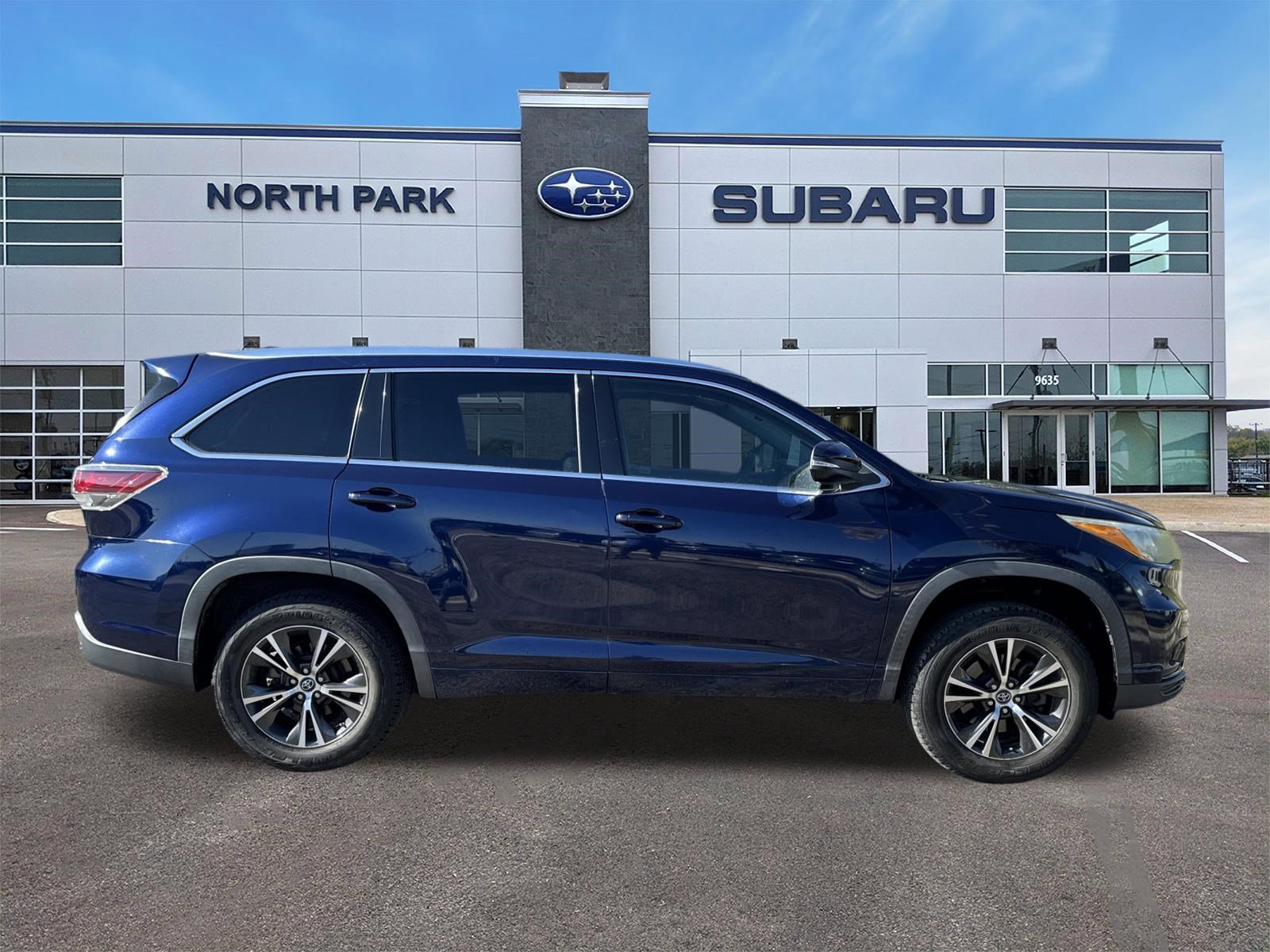 Used 2016 Toyota Highlander XLE FWD image 2