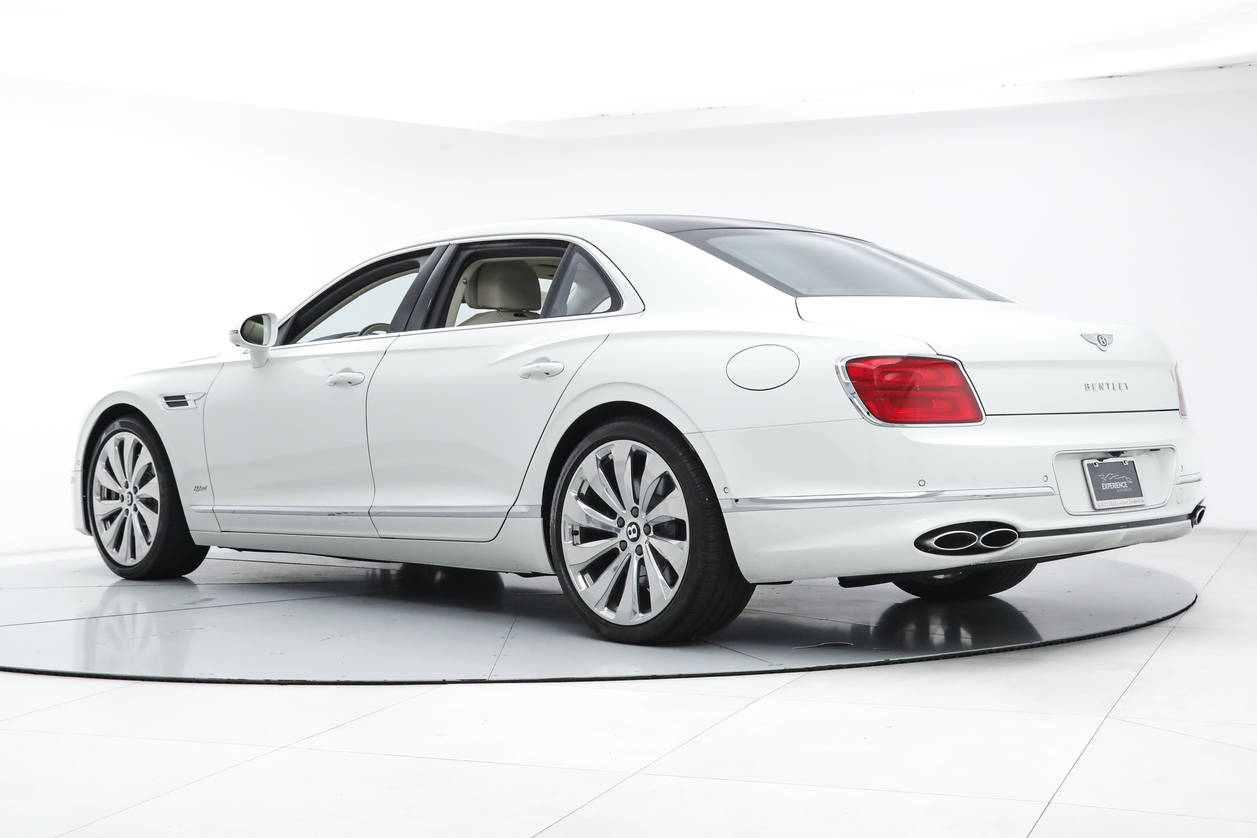 Used 2022 Bentley Flying Spur Plug-In Hybrid AWD/4WD image 3