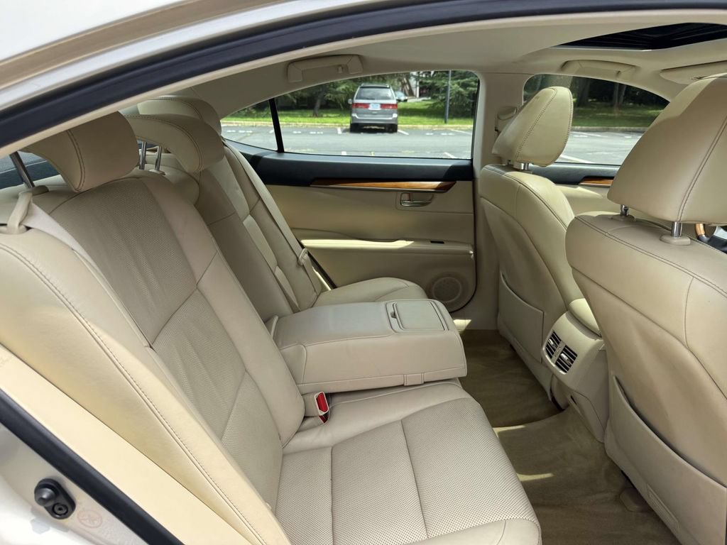 Used 2013 Lexus ES 300h w/ Luxury Pkg FWD image 16