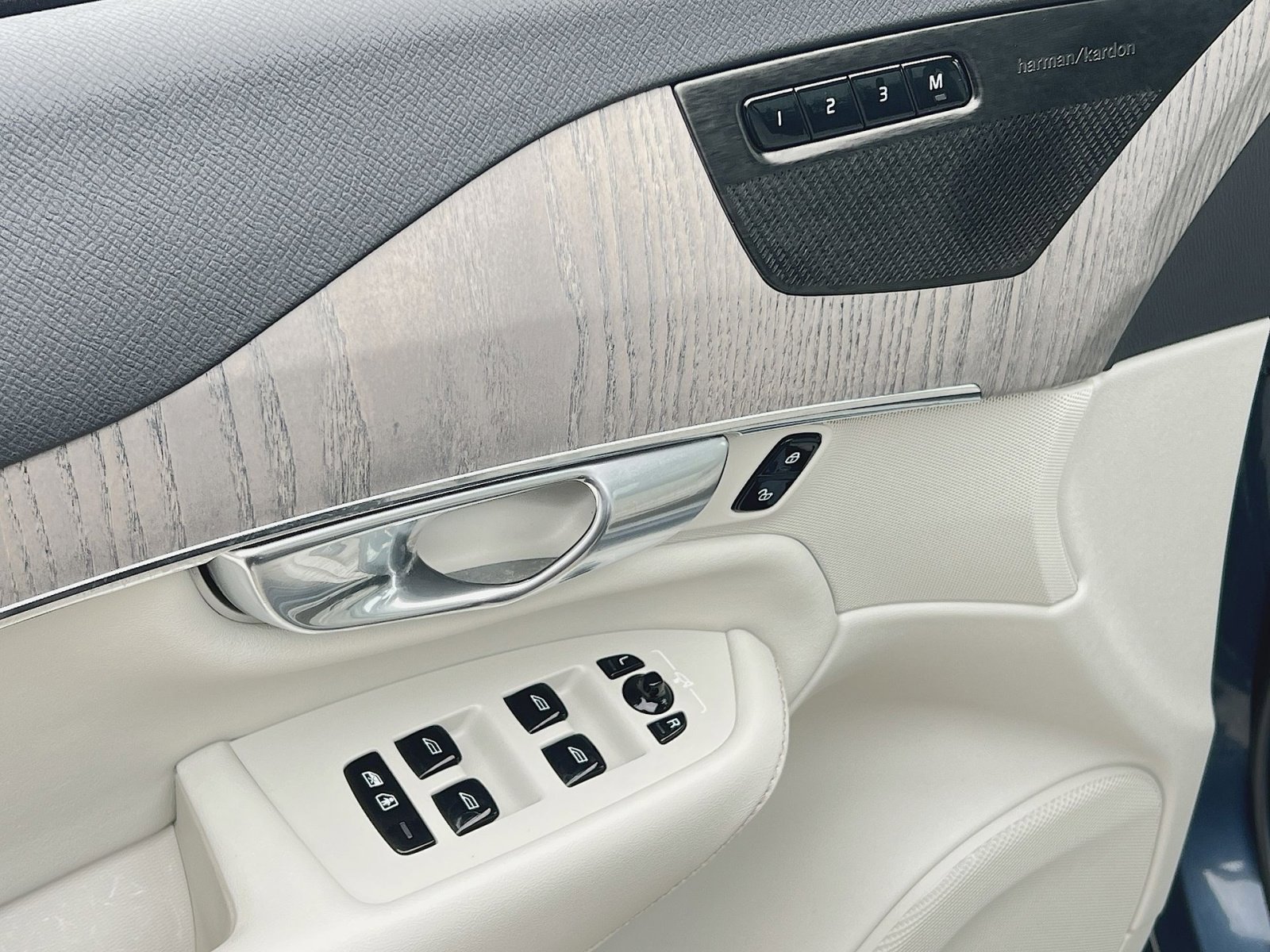 Used 2023 Volvo XC90 B5 Plus w/ Protection Package image 15