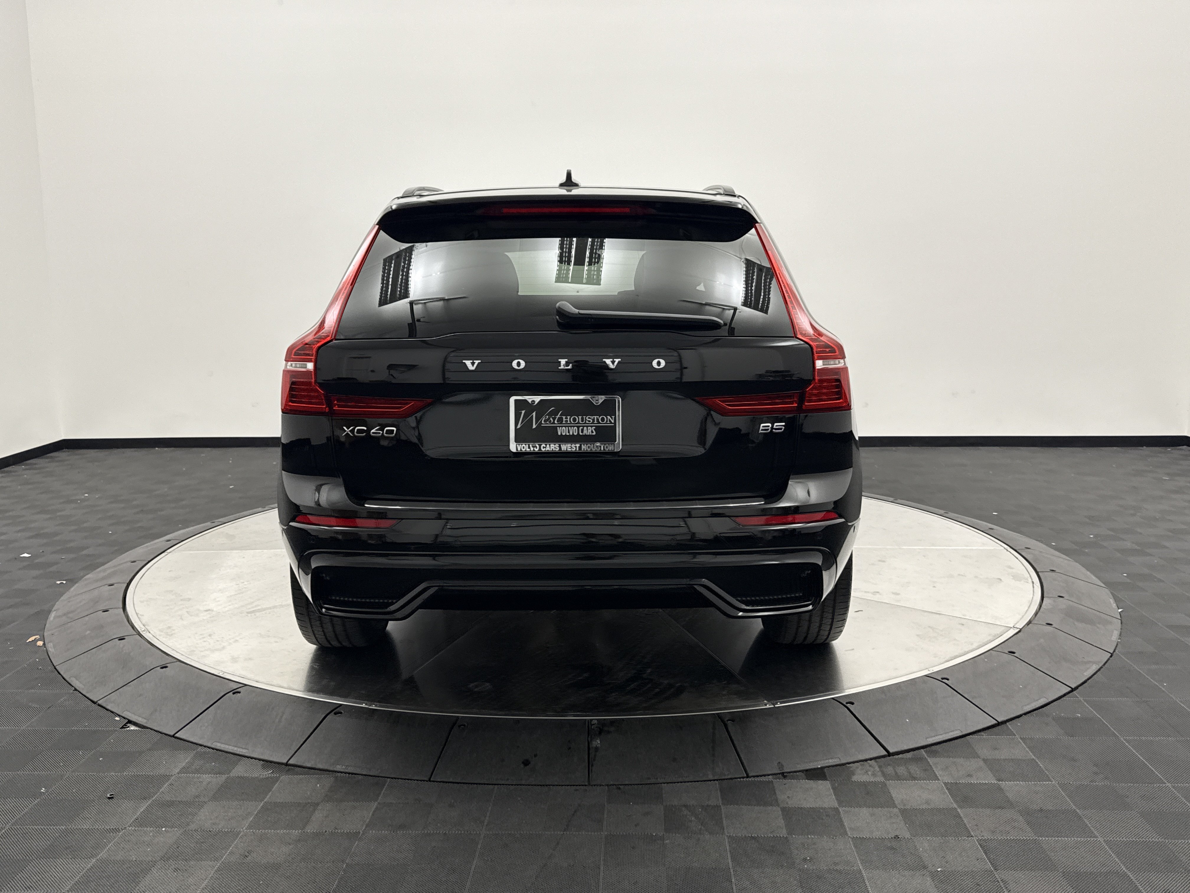 Certified 2023 Volvo XC60 B5 Plus w/ Climate Package FWD image 6