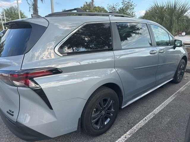 Used 2024 Toyota Sienna XLE Woodland Edition image 4