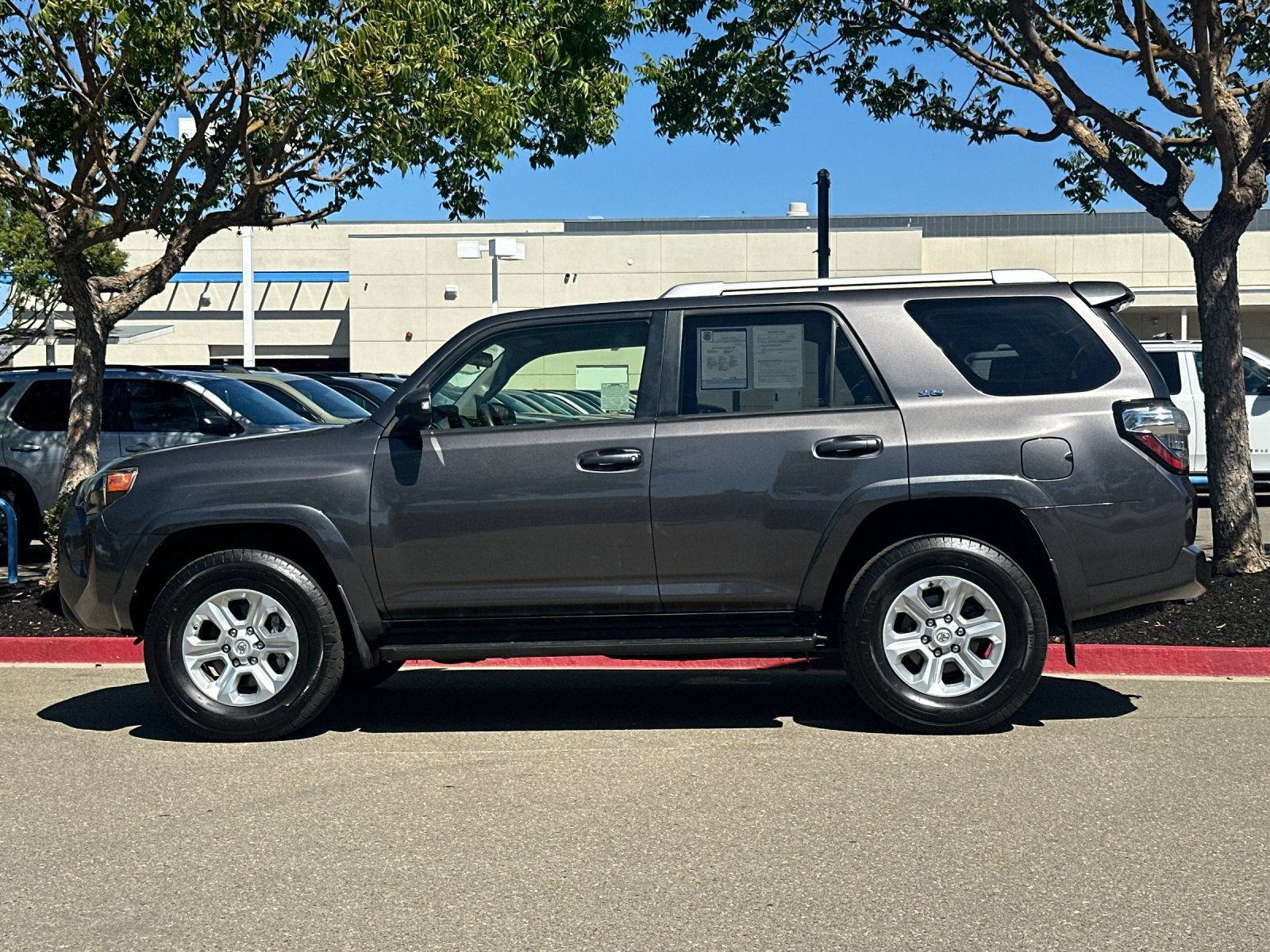 Used 2018 Toyota 4Runner SR5 AWD/4WD image 3