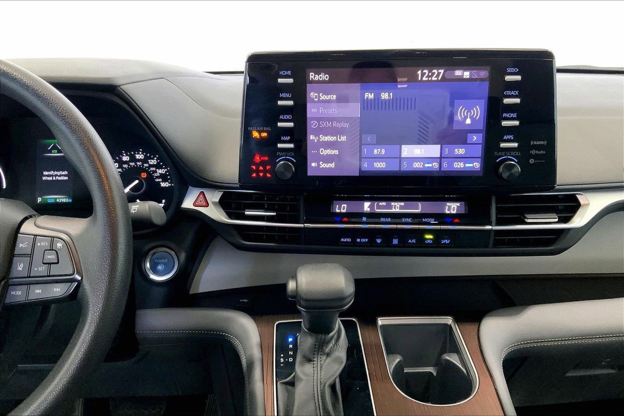 Used 2024 Toyota Sienna LE image 5
