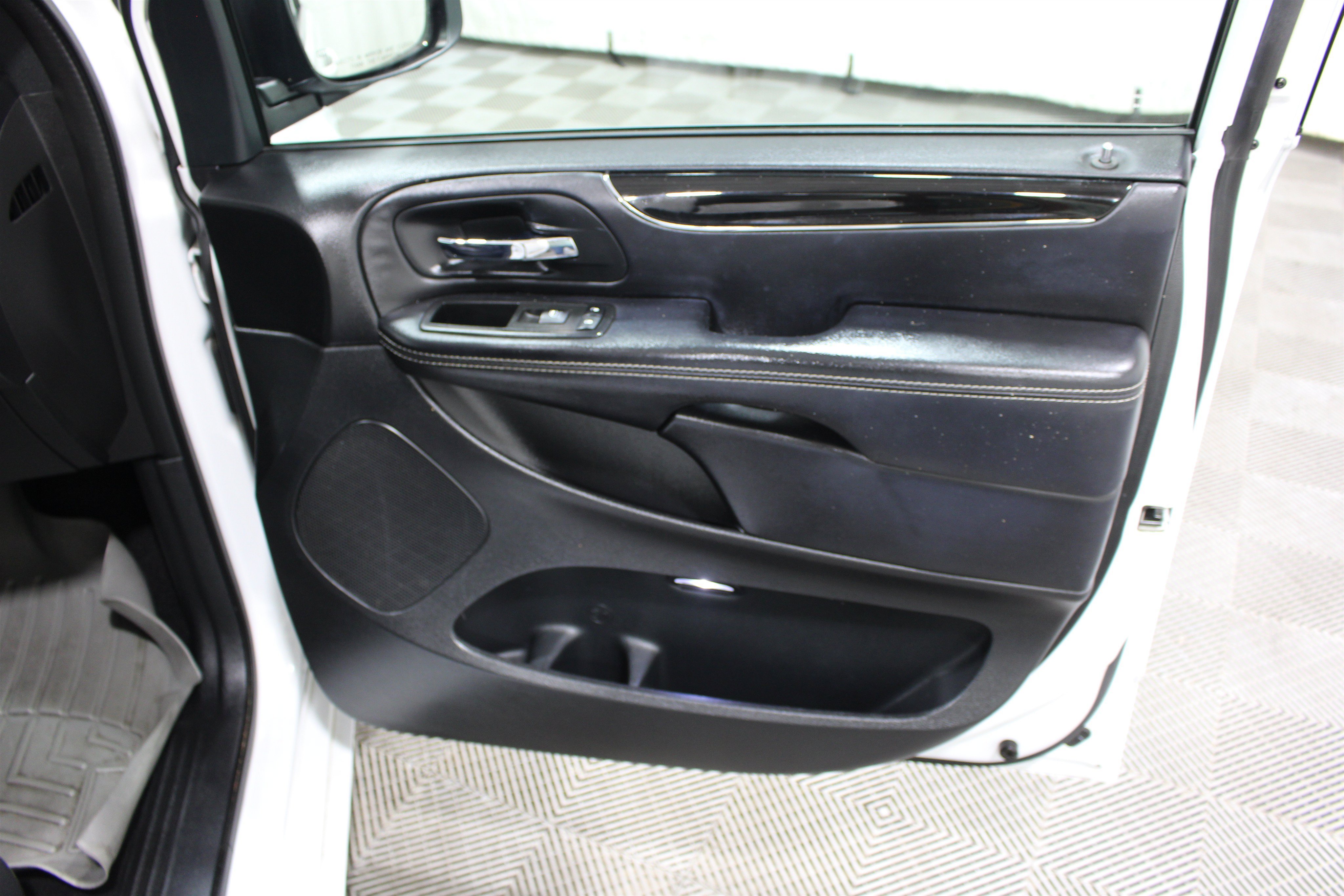 Used 2014 Chrysler Town & Country S FWD image 25
