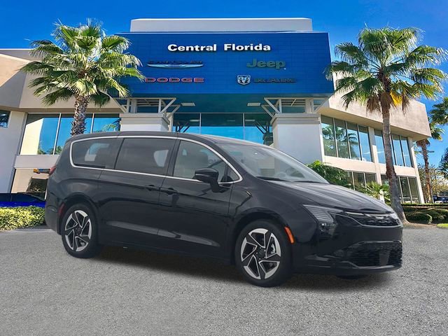 New 2027 Chrysler Pacifica Limited FWD image 2