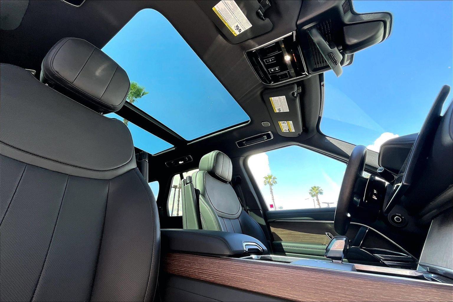 Used 2025 Land Rover Range Rover SE image 21