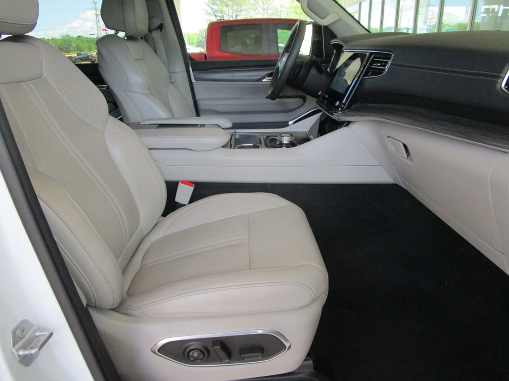 Used 2024 Jeep Wagoneer Series II AWD/4WD image 32