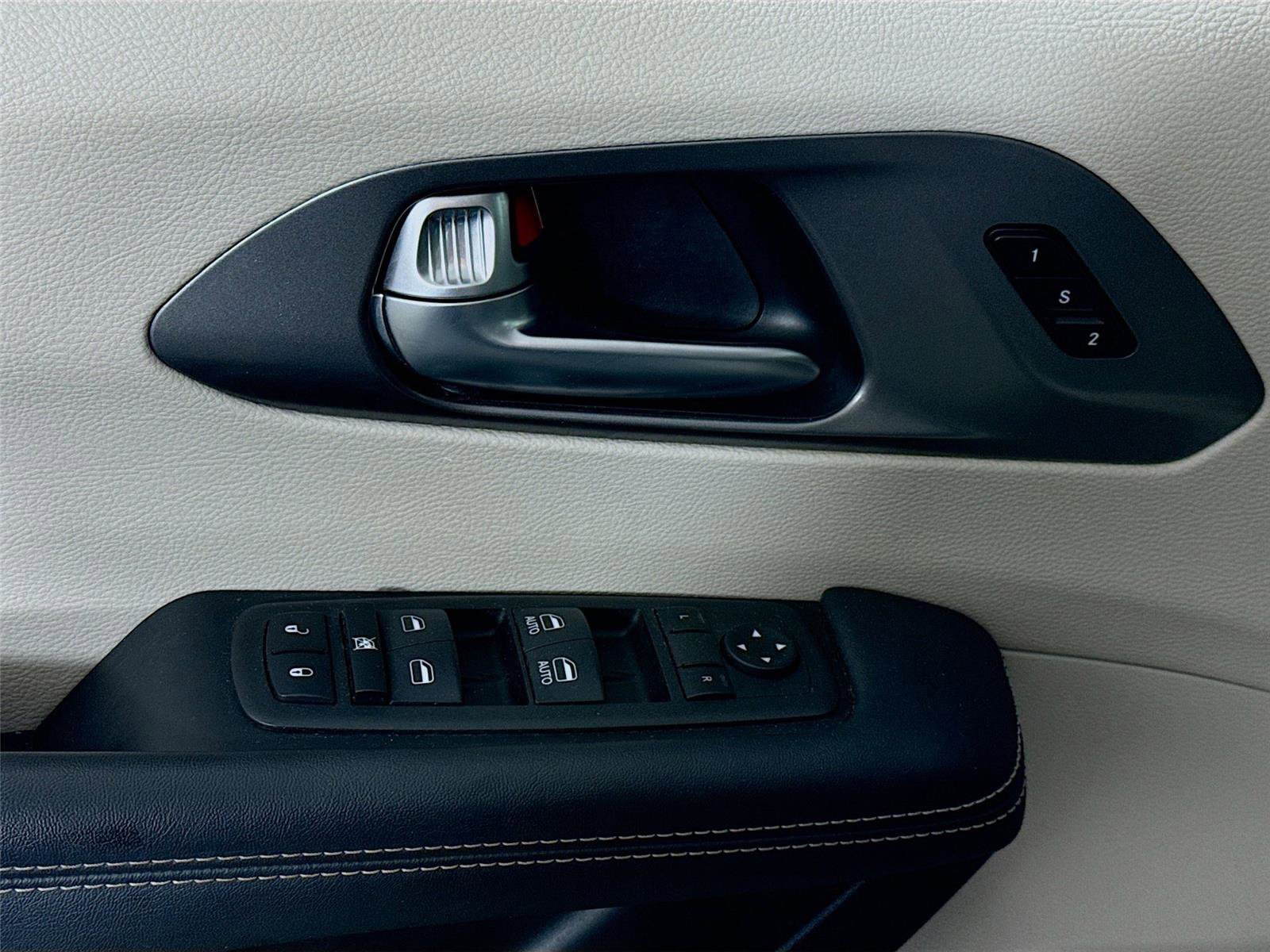 Used 2023 Chrysler Pacifica Touring-L image 11