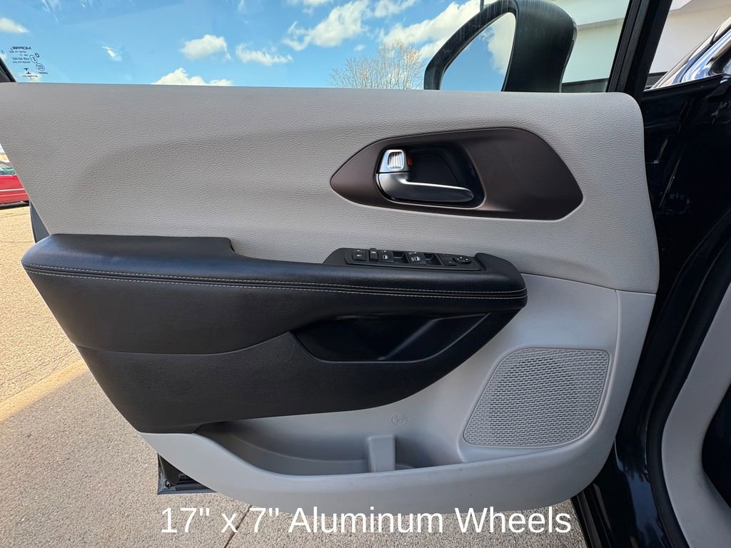 Used 2022 Chrysler Voyager LX image 11