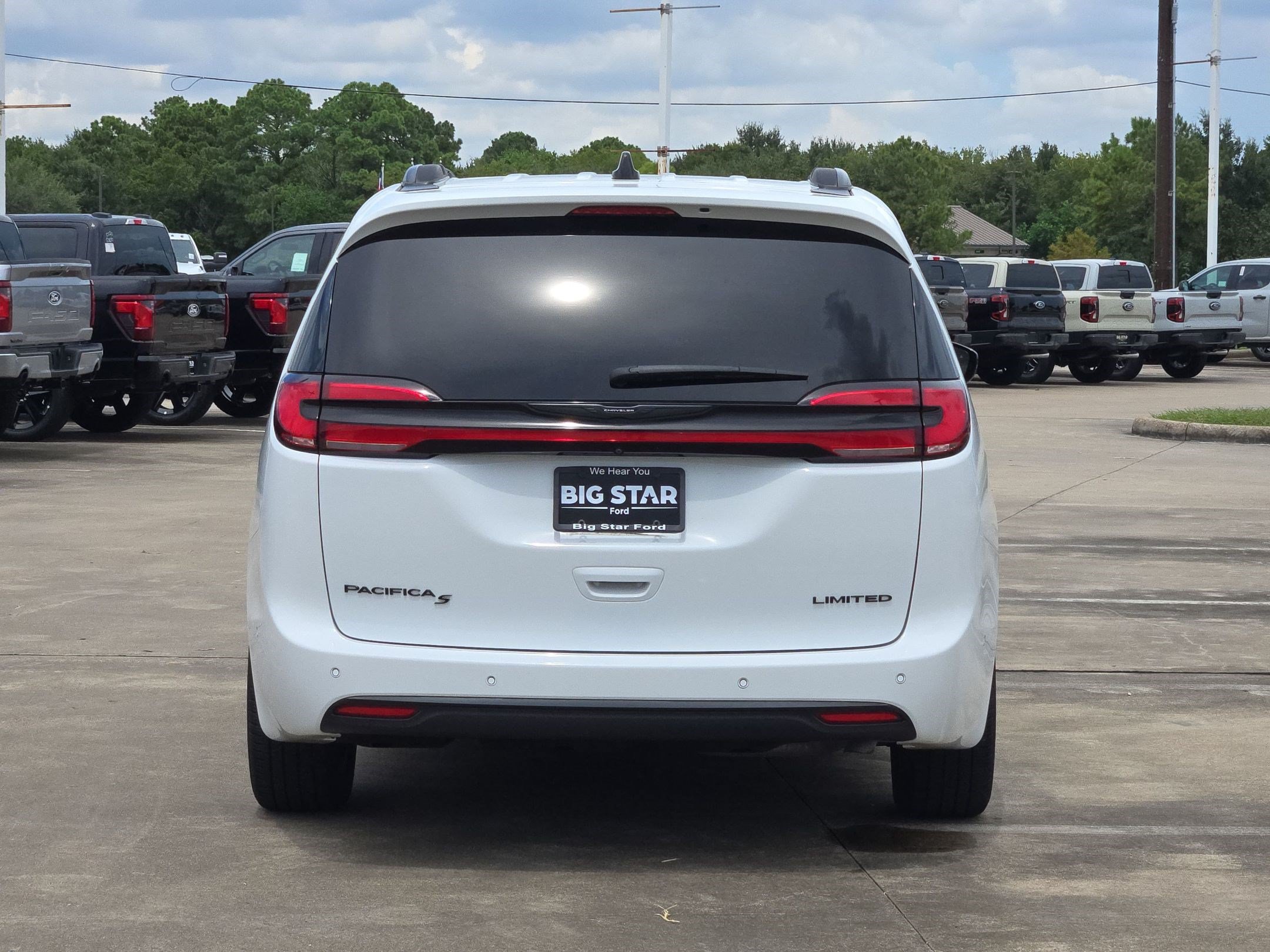 Used 2024 Chrysler Pacifica Limited w/ Uconnect Theater Family Group FWD image 6