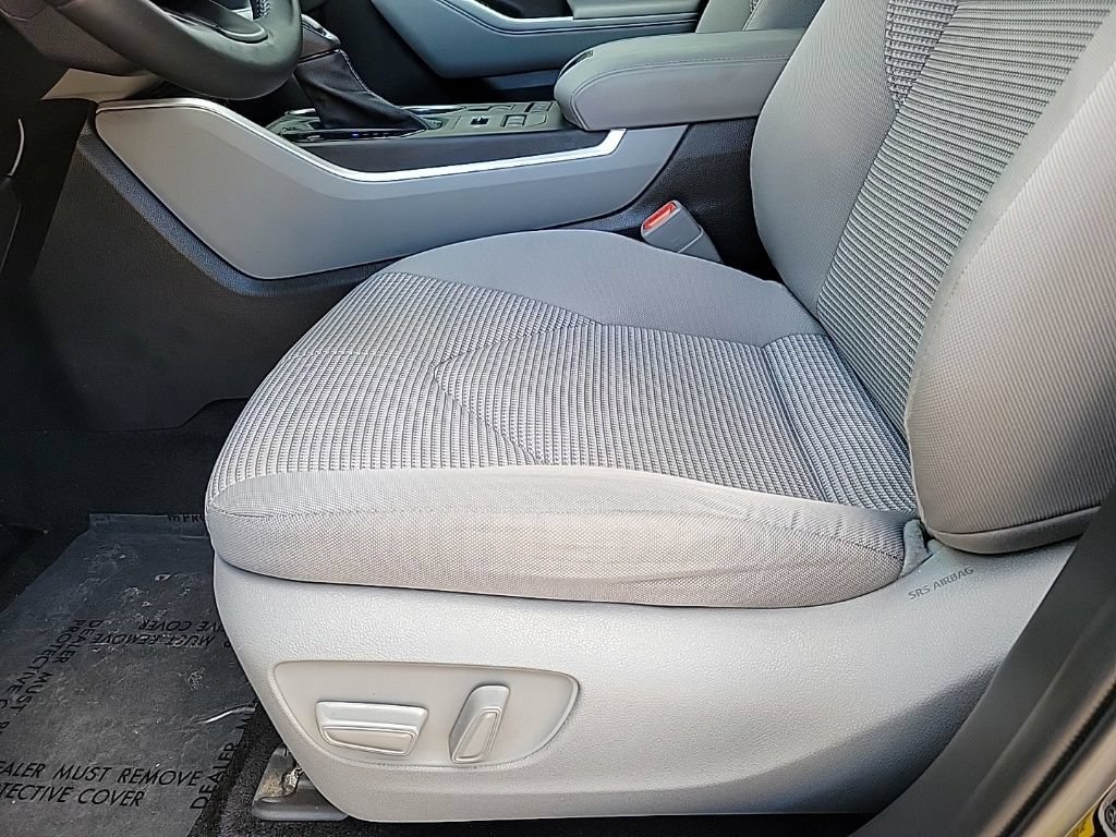 Used 2022 Toyota Highlander LE AWD/4WD image 11