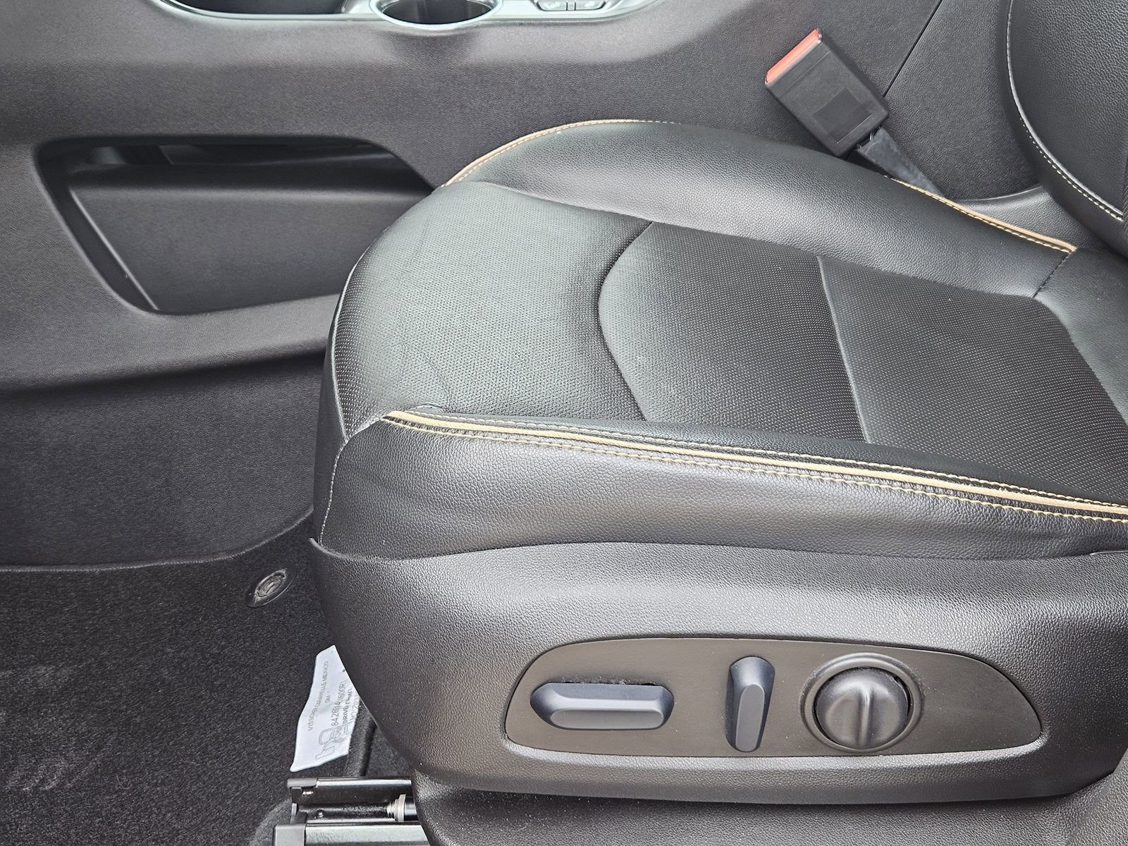 Used 2023 GMC Terrain AT4 image 32