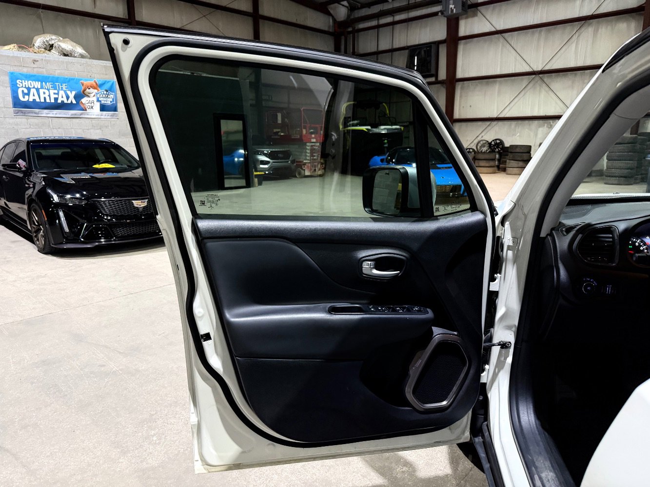Used 2018 Jeep Renegade Limited w/ UConnect 8.4 Nav Group FWD image 11