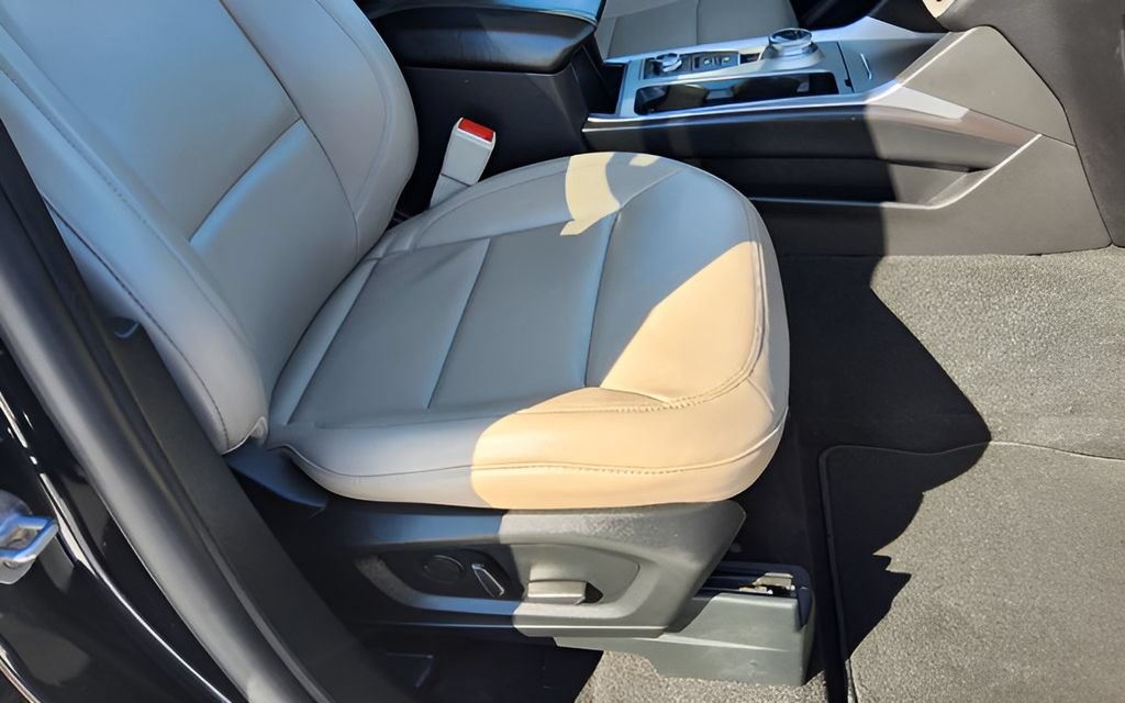 Used 2024 Ford Explorer XLT w/ Equipment Group 202A AWD/4WD image 42