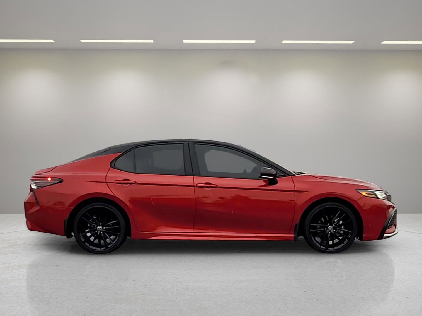 Used 2023 Toyota Camry XSE image 2