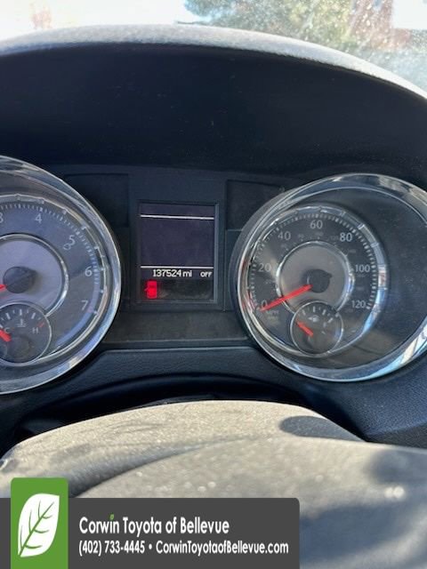 Used 2014 Chrysler Town & Country Touring image 7