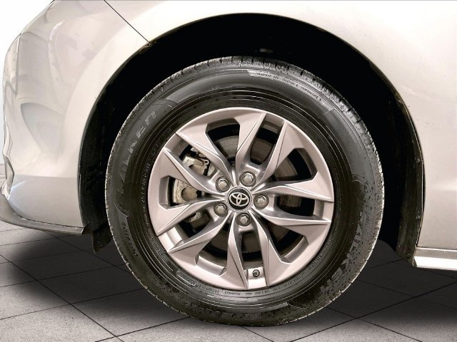 Used 2025 Toyota Sienna LE FWD image 8