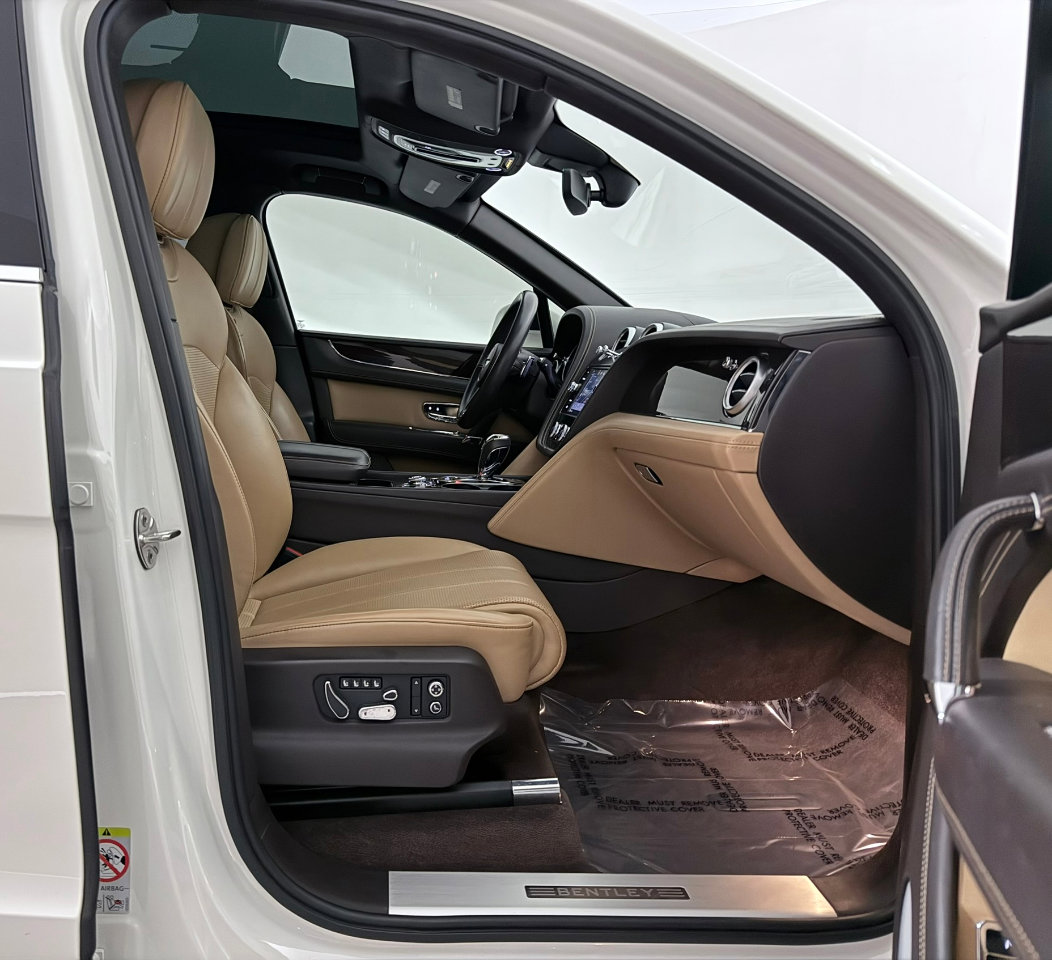 Used 2018 Bentley Bentayga image 28