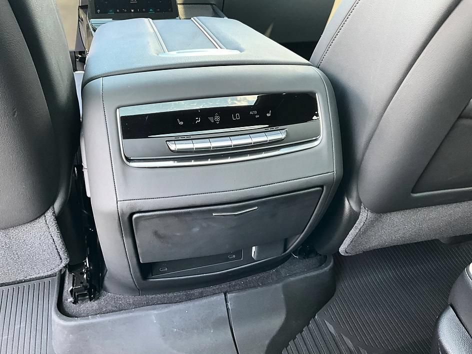 Used 2026 Cadillac Escalade ESV Luxury w/ LPO, Floor Liner Package AWD/4WD image 30