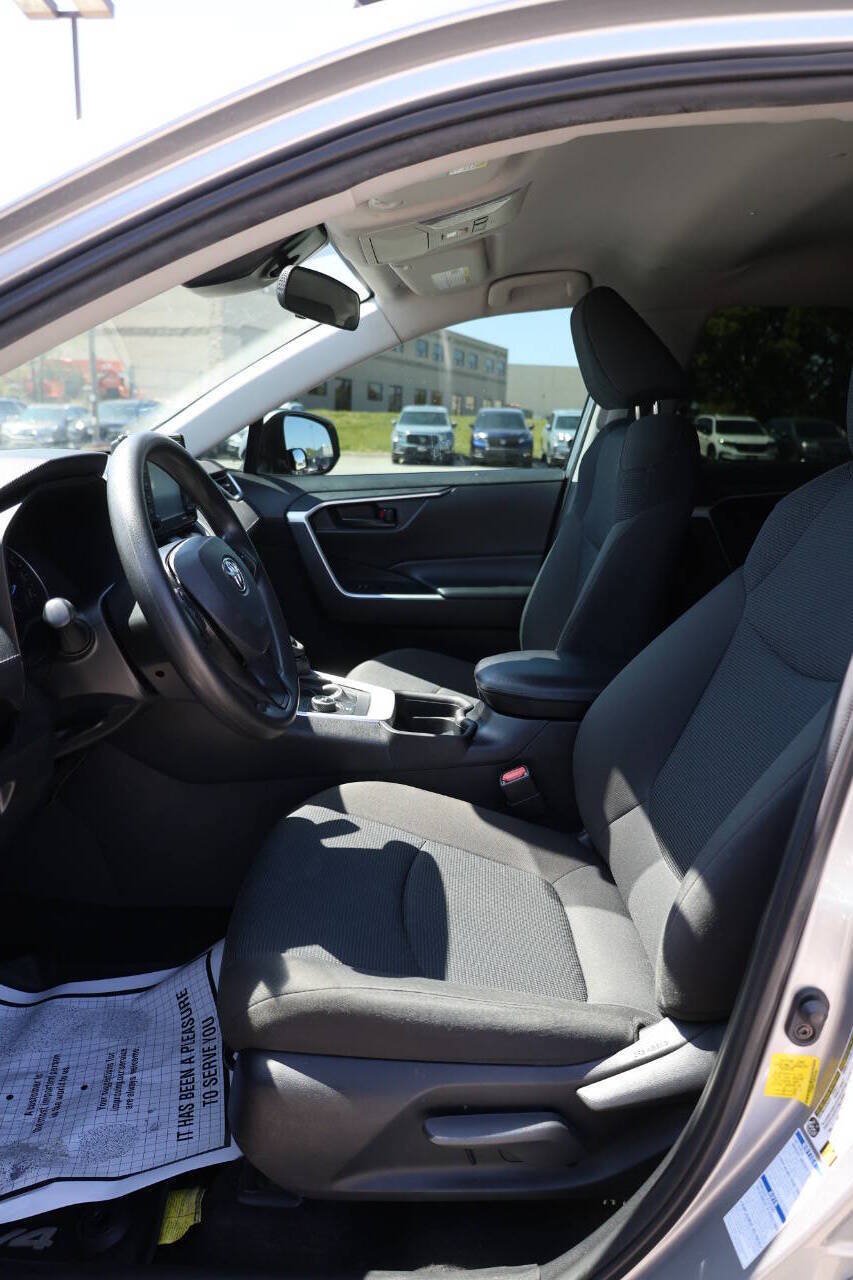 Used 2021 Toyota RAV4 LE AWD/4WD image 13