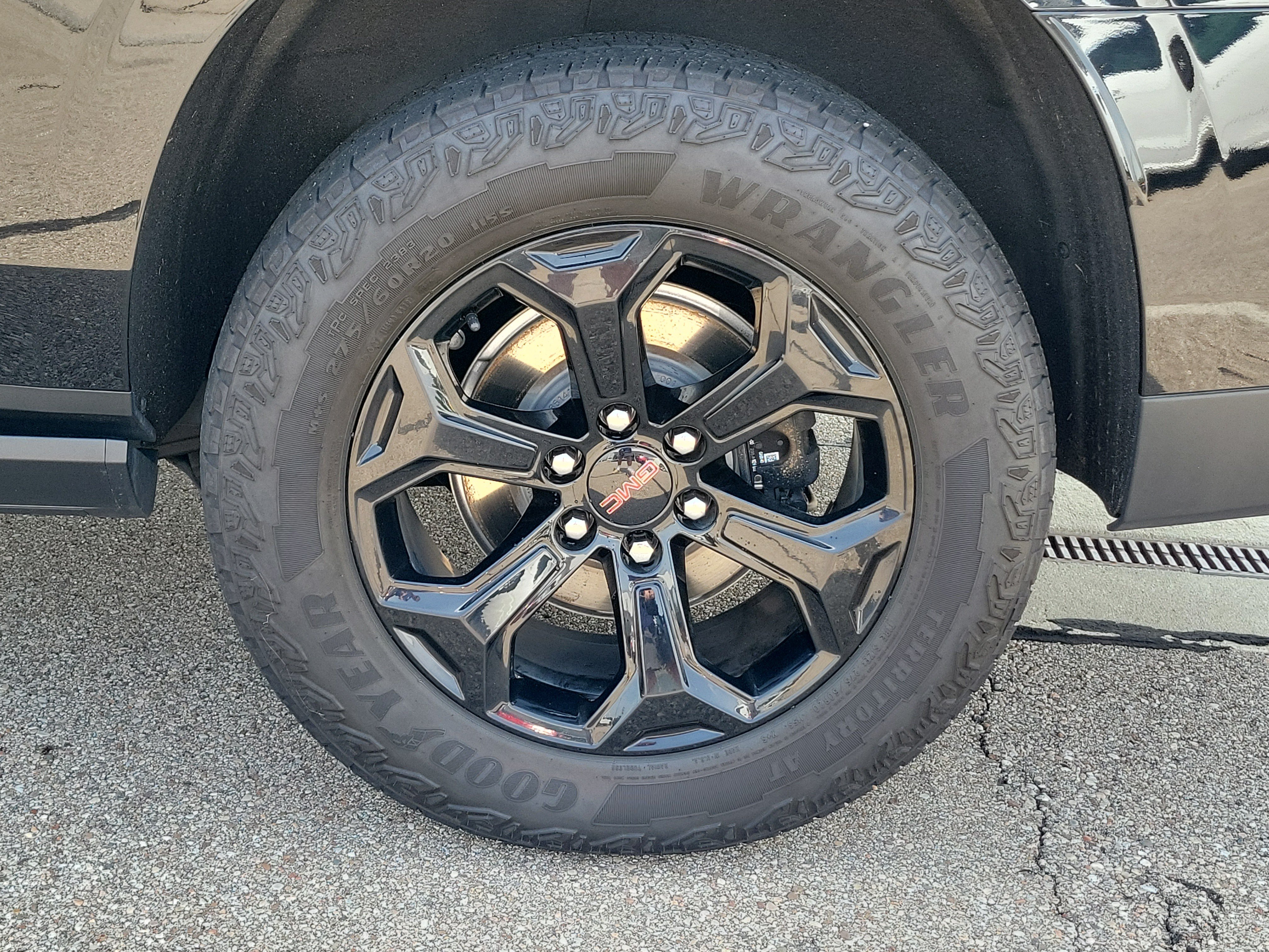 Used 2025 GMC Yukon XL AT4 Ultimate AWD/4WD image 5