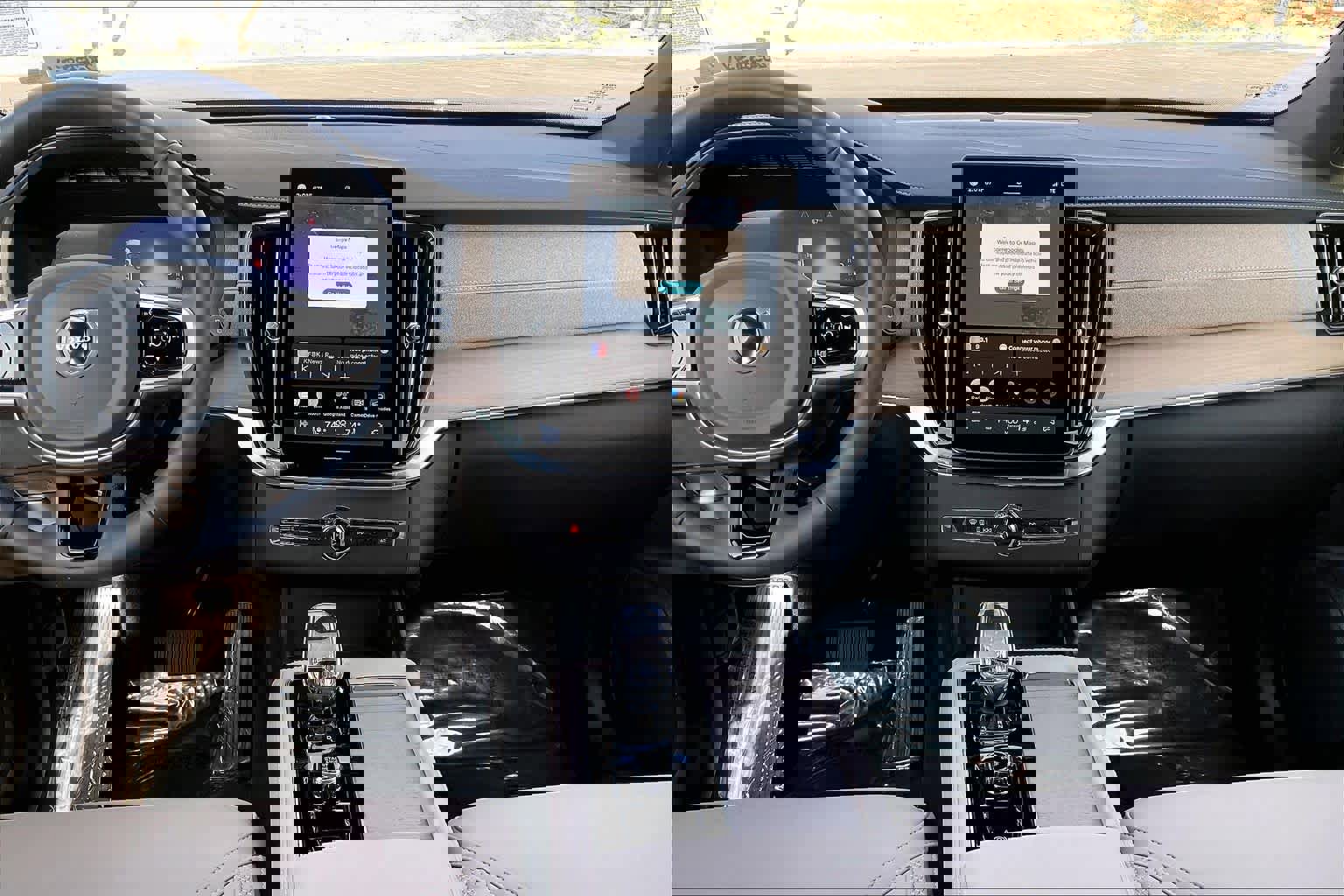 Used 2025 Volvo XC90 B5 Core w/ Protection Package Premier image 8