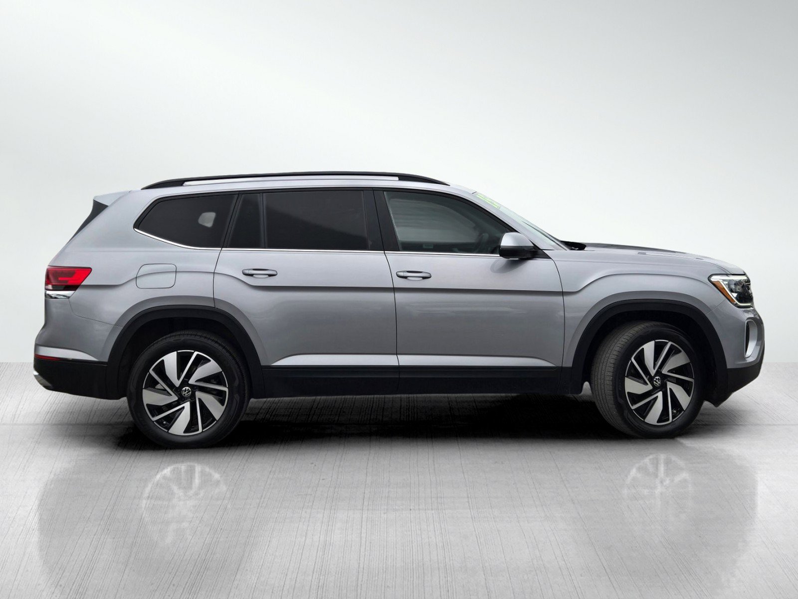 Used 2025 Volkswagen Atlas SE AWD/4WD image 3