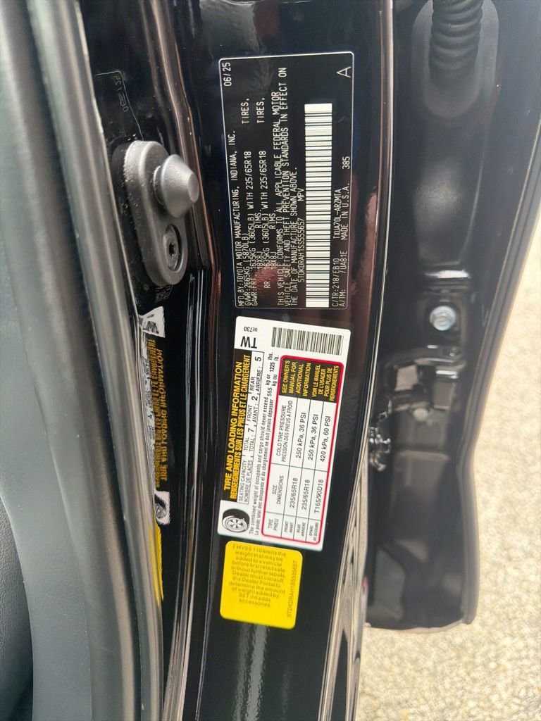 Used 2025 Toyota Highlander XLE FWD image 5