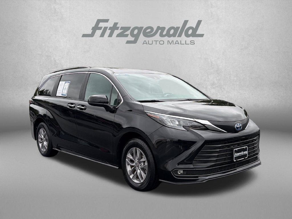 Used 2025 Toyota Sienna XLE