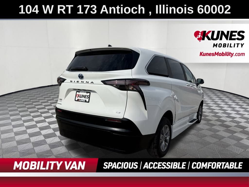 Used 2025 Toyota Sienna LE image 7