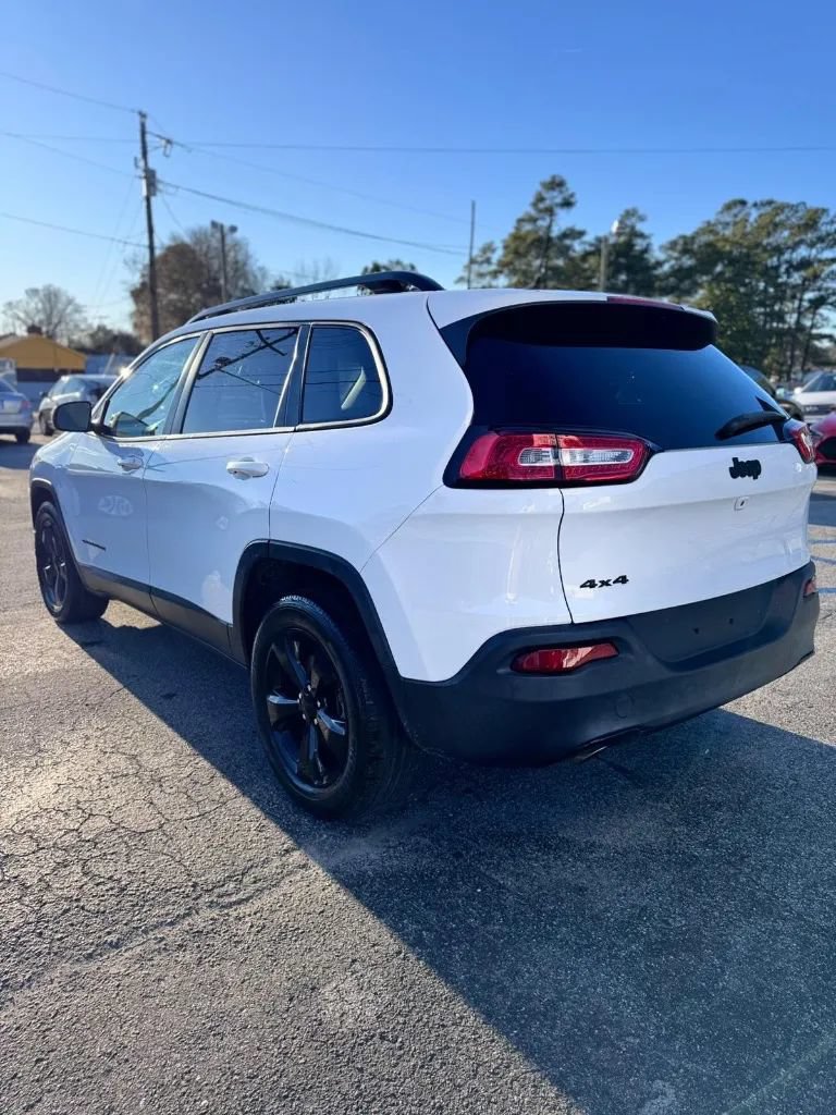 Used 2016 Jeep Cherokee Latitude w/ Cold Weather Group AWD/4WD image 7