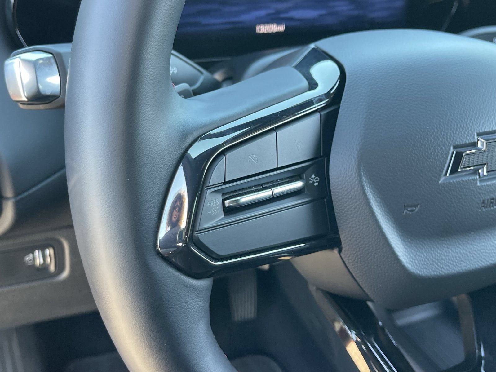 Certified 2024 Chevrolet Equinox EV RS FWD image 24