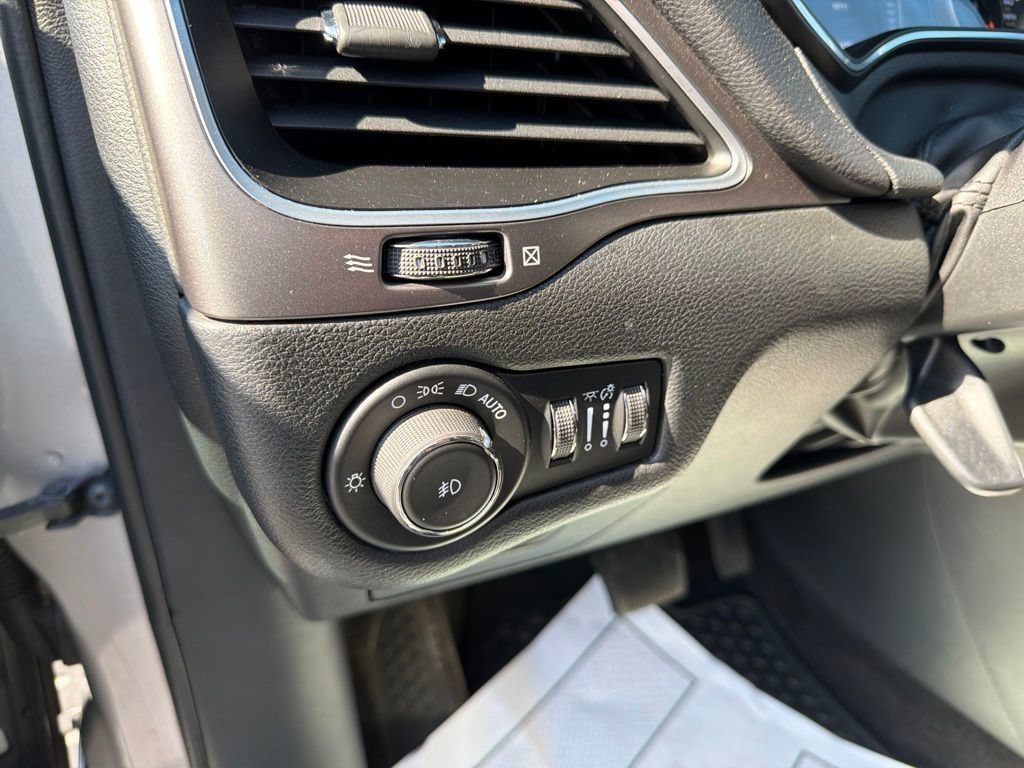 Used 2019 Jeep Cherokee Latitude Plus w/ Cold Weather Group AWD/4WD image 17