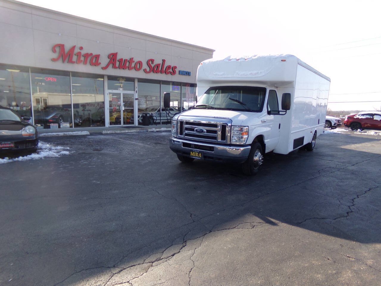 Used 2019 Ford E-450 and Econoline 450 Super Duty w/ Shuttle Bus Prep Package RWD image 3