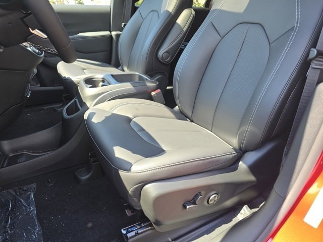 New 2026 Chrysler Pacifica Select image 4