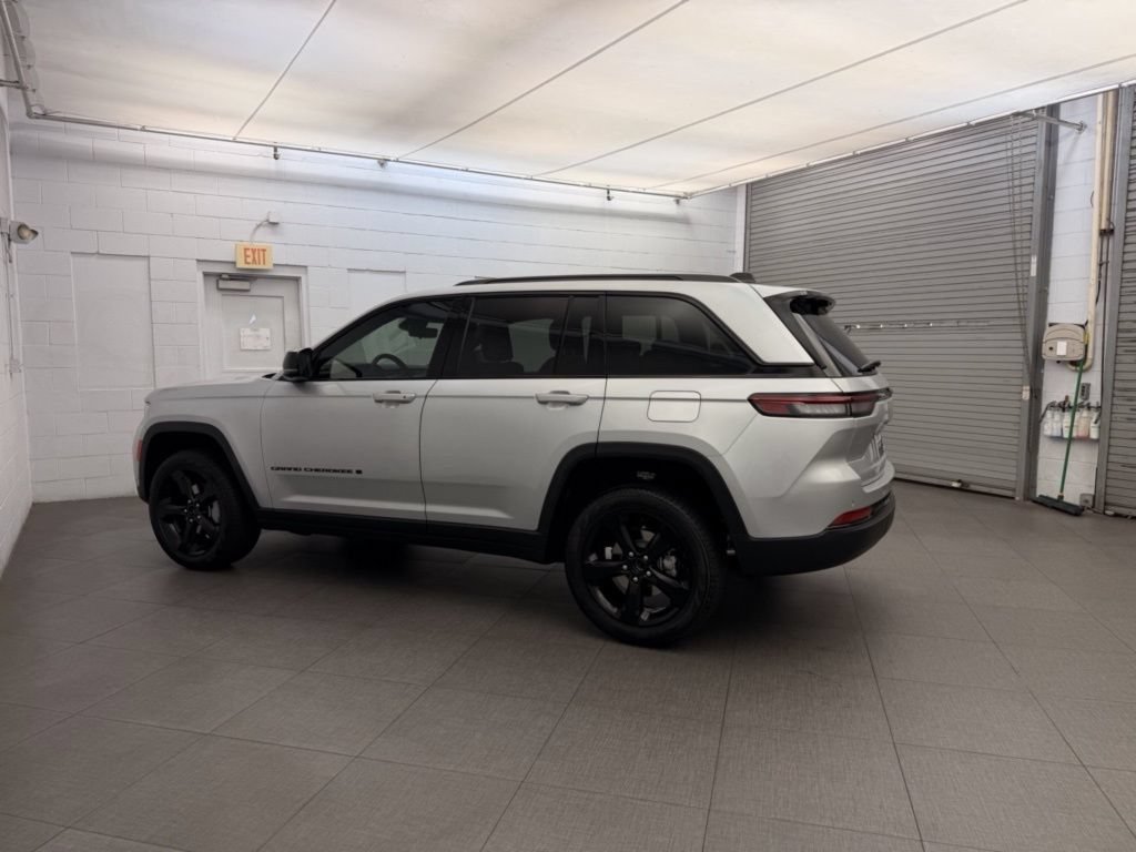New 2025 Jeep Grand Cherokee Limited w/ Luxury Tech Group II RWD image 5