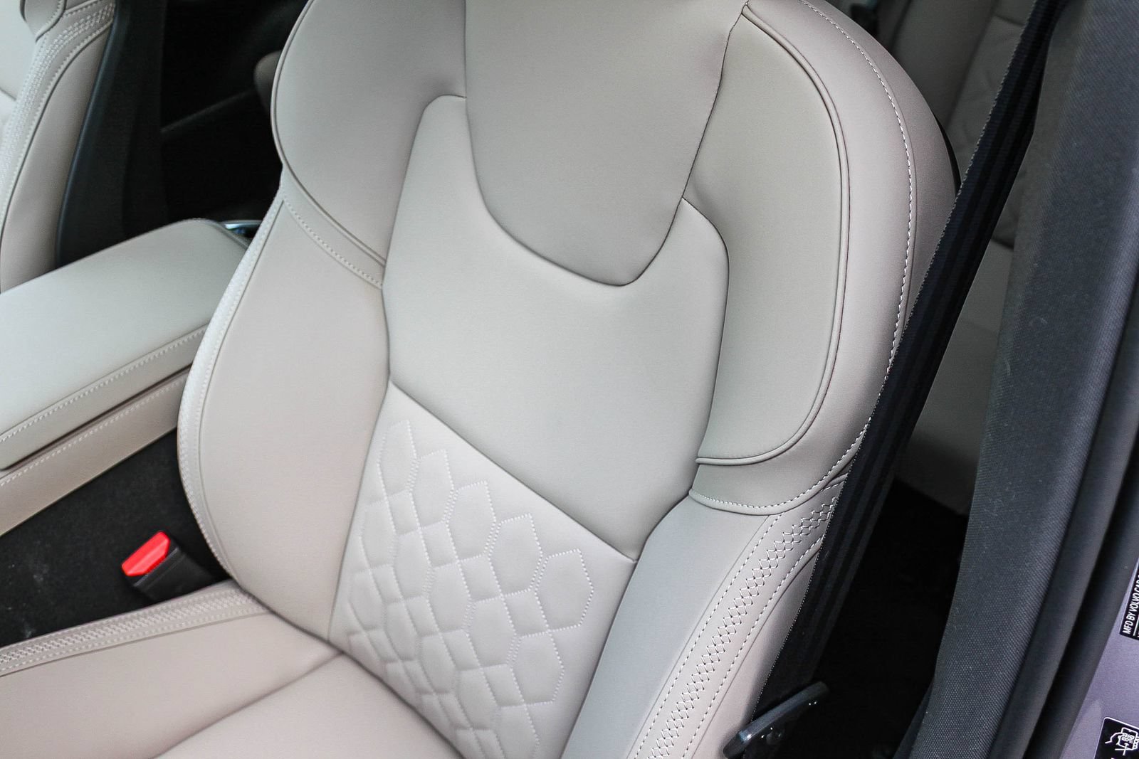 New 2026 Volvo XC90 B6 Plus w/ Protection Package Premier AWD/4WD image 26