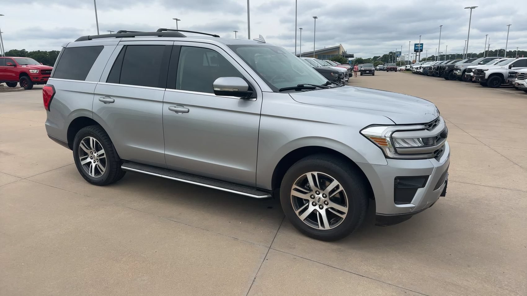 Used 2023 Ford Expedition XLT RWD image 3
