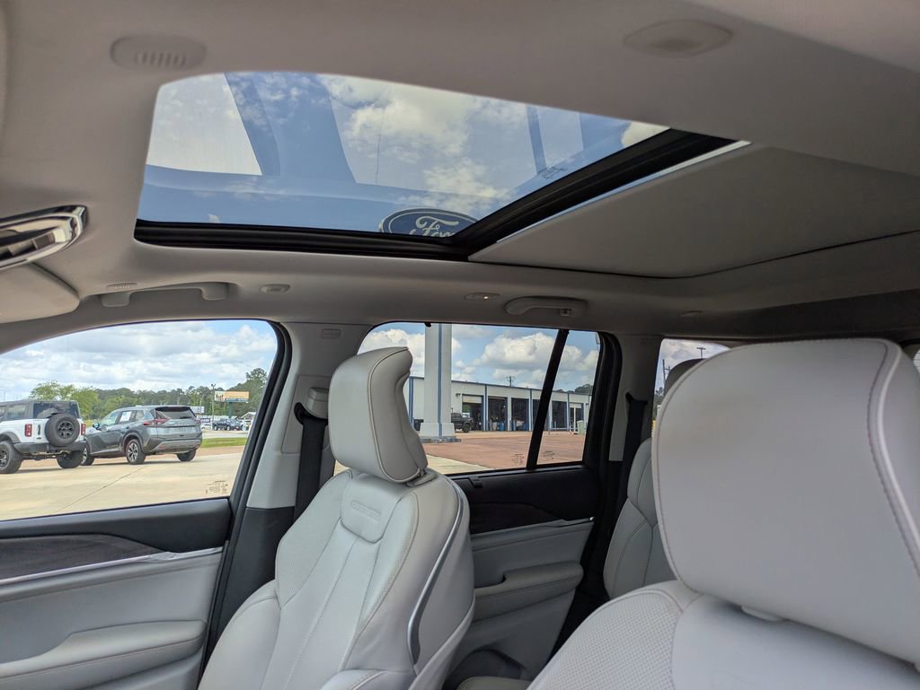 Used 2023 Jeep Grand Cherokee Overland w/ Adv Protech Group III image 6