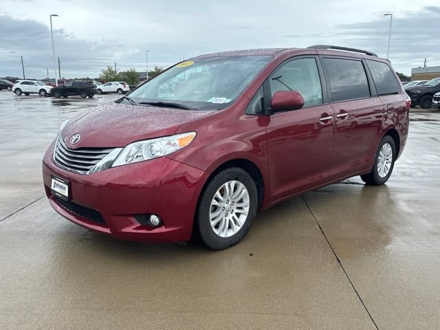Used 2017 Toyota Sienna XLE FWD image 2