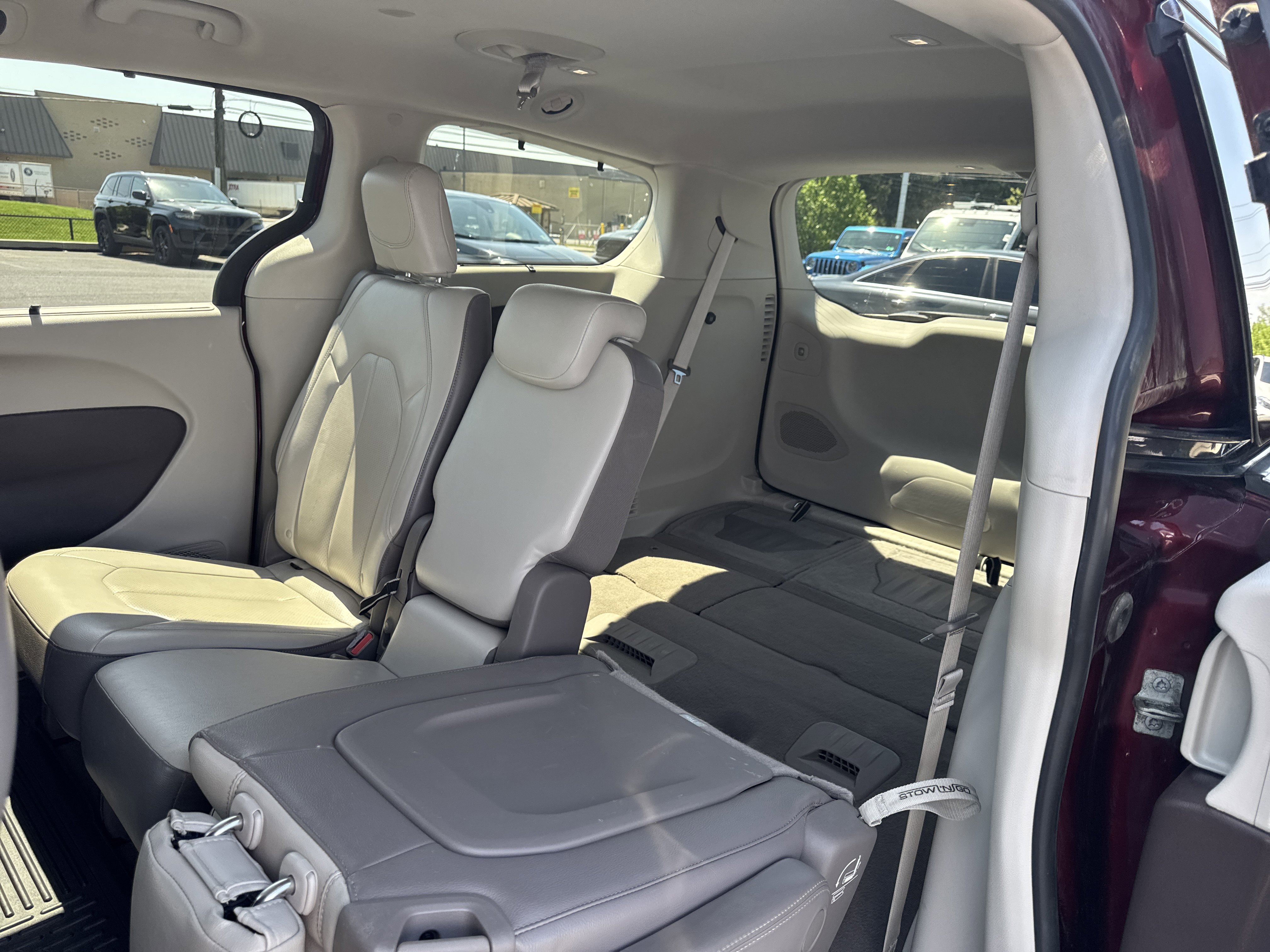 Used 2018 Chrysler Pacifica Touring-L w/ Advanced Safetytec Group image 5