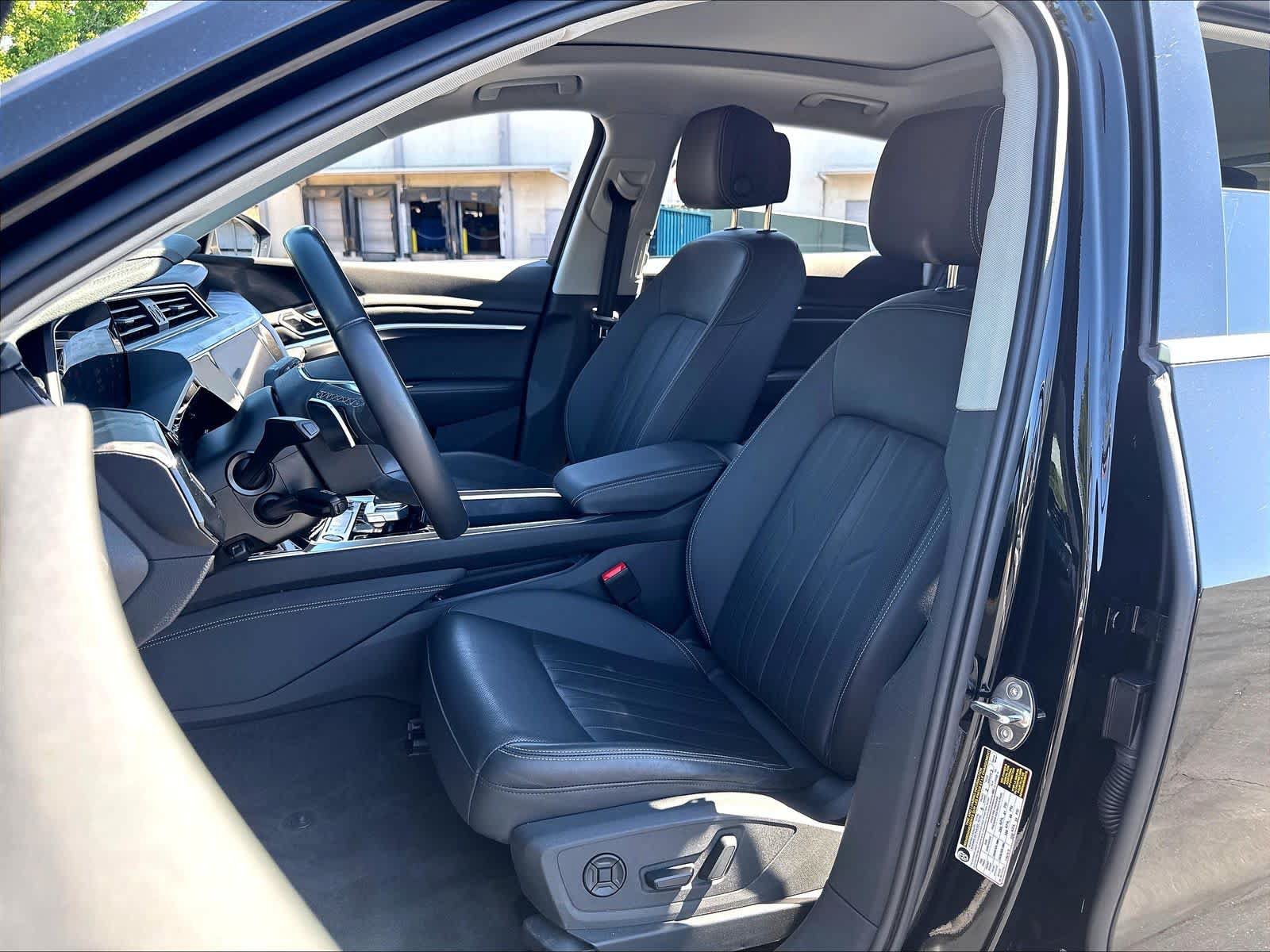 Used 2023 Audi e-tron Premium Plus w/ Premium Plus Package AWD/4WD image 28