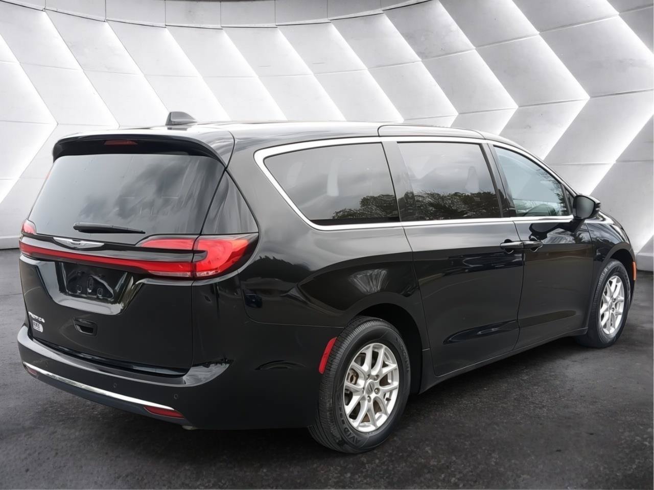 Used 2024 Chrysler Pacifica Touring-L FWD image 6