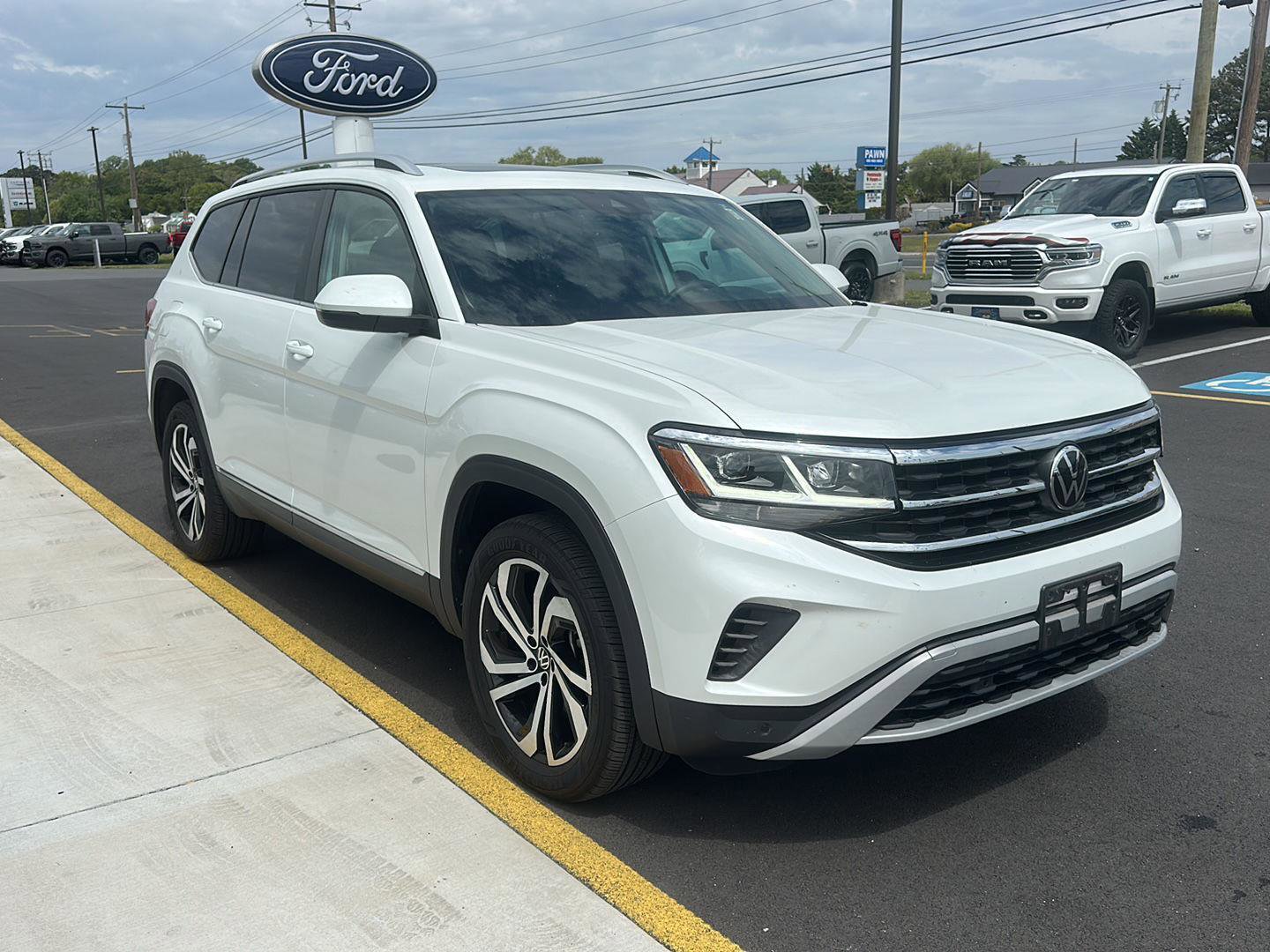 Used 2023 Volkswagen Atlas SEL AWD/4WD image 3