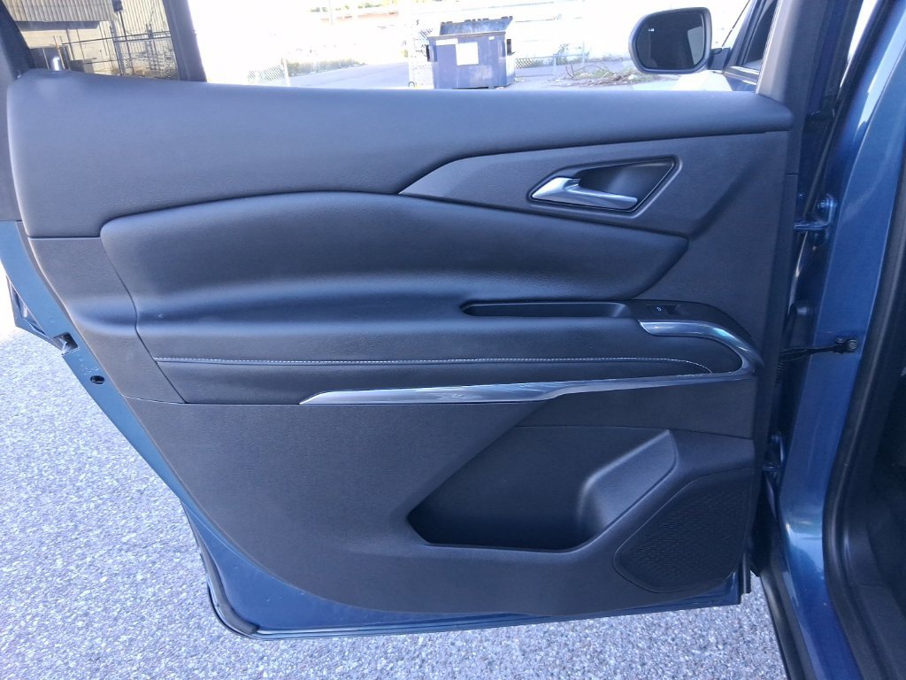 Used 2025 Chevrolet Traverse LT FWD image 14