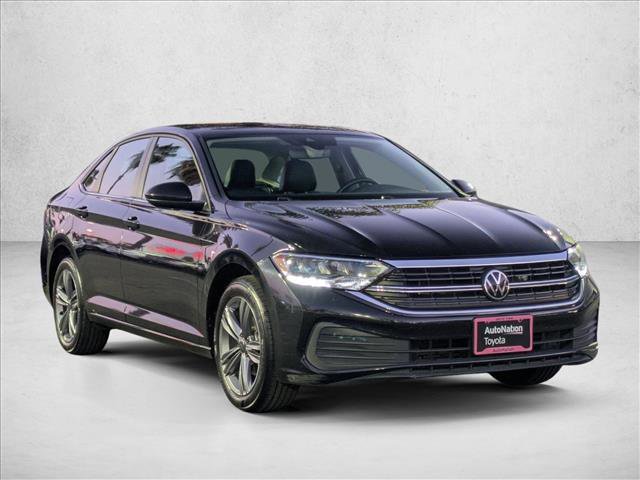 Used 2024 Volkswagen Jetta SE image 2