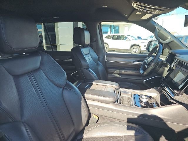 Used 2023 Jeep Wagoneer L Series II image 32